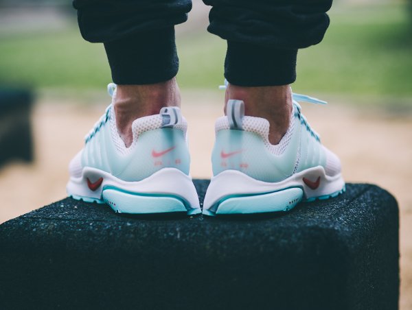 Nike Air Presto QS White Oriental Poppy aux pieds (1)