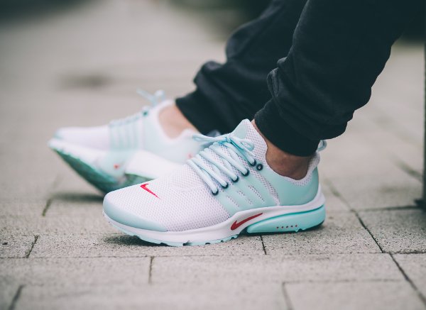 Nike Air Presto QS White Oriental Poppy aux pieds (2)