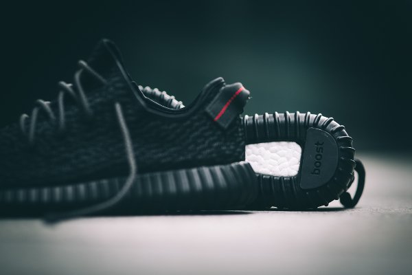 Adidas Yeezy Boost 350 Black par Kanye West (2)