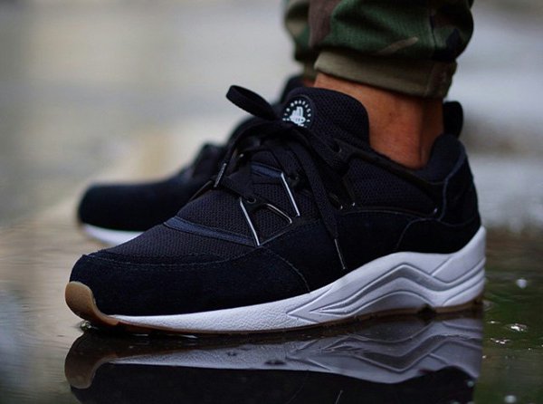 Nike Air Huarache Light Black Gum aux pieds (1)