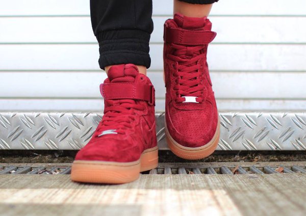 Nike Wmns Air Force 1 High Suede Team Red  (7-1)