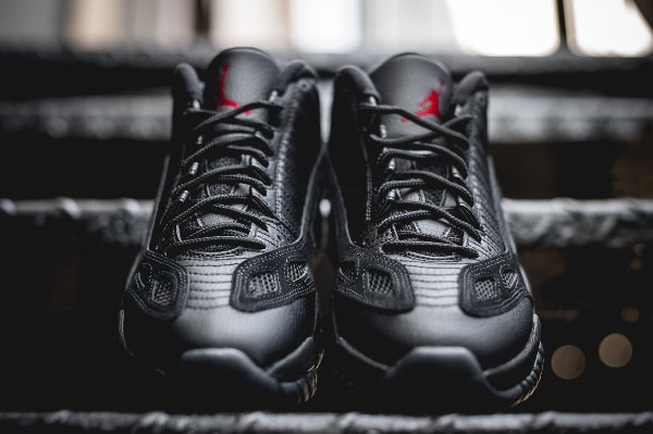 Air Jordan 11 Low IE noire (1)