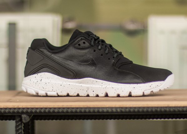 Nike Koth Ultra Low noire et blanche (2)