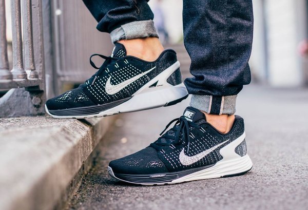 Nike LunarGlide 7 Flyknit Blanche et Noire (1)