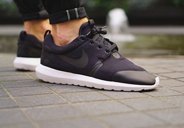 Nike Roshe Run NM Tech Fleece Triple Black