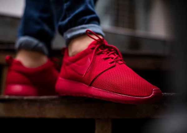 nike roshe triple red