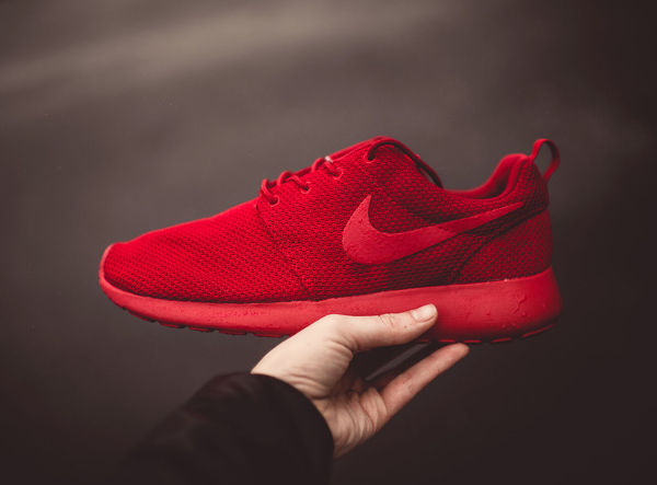 nike roshe run triple red