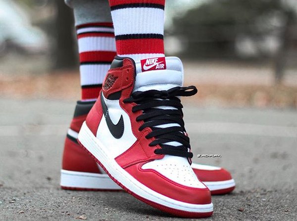 Air Jordan 1 High OG Chicago Retro 2015 (@mr.fury_)