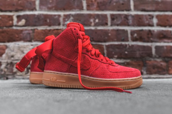 Basket Nike Wmns Air Force 1 montante daim rouge perforé (1-1)