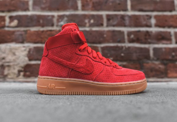 Basket Nike Wmns Air Force 1 montante daim rouge perforé (1-2)