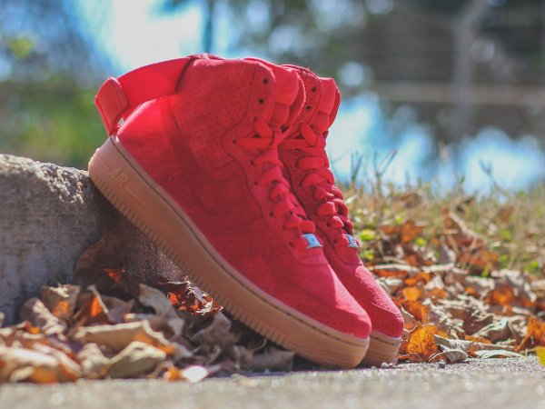 Basket Nike Wmns Air Force 1 montante daim rouge perforé (1)