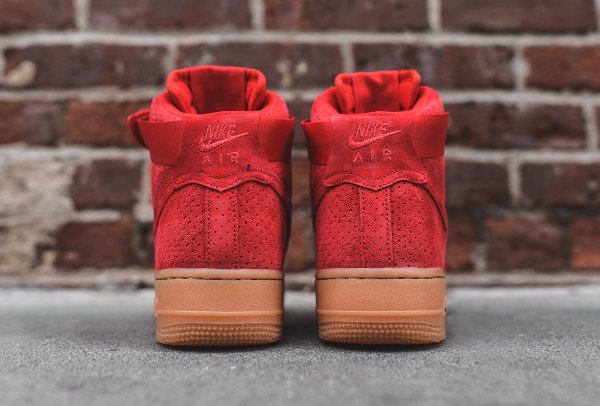 Basket Nike Wmns Air Force 1 montante daim rouge perforé (5)