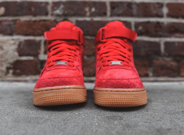 Basket Nike Wmns Air Force 1 montante daim rouge perforé (6)