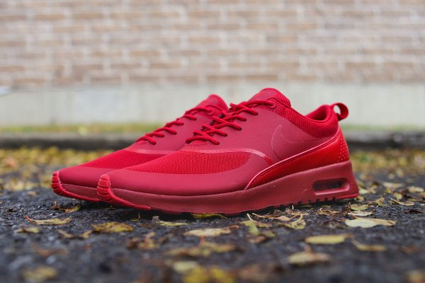 Basket Nike Wmns Air Max Thea rouge pour femme (1)