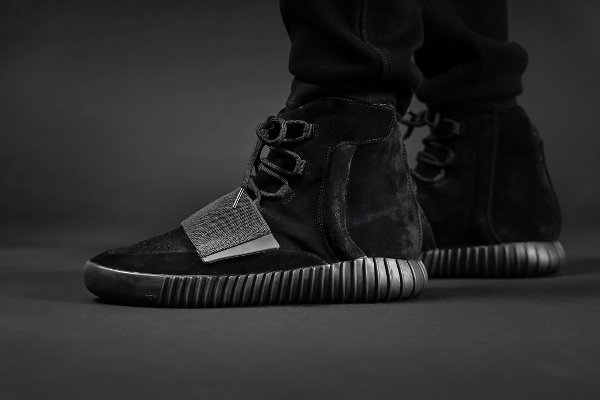 Kanye West x Adidas Yeezy 750 Suede Triple Black pas cher aux pieds