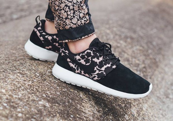 Liberty x Nike Roshe Run QS Floral Tan Cameo (1)