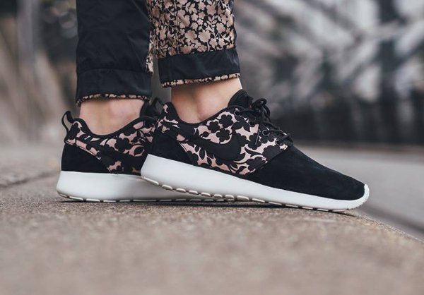 Liberty x Nike Roshe Run QS Floral Tan Cameo (3)