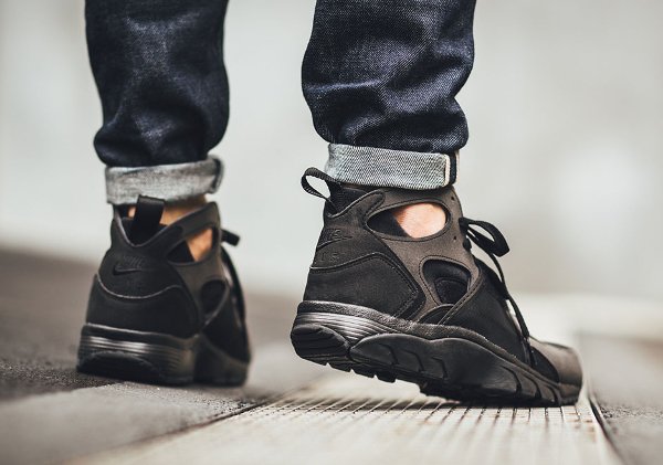 Nike Air Trainer Huarache Triple Black pas cher (2)