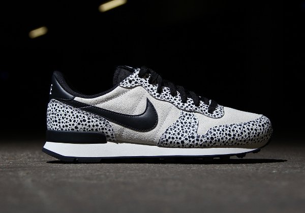 Nike Internationalist Safari White Black Light Gum (femme) (4)