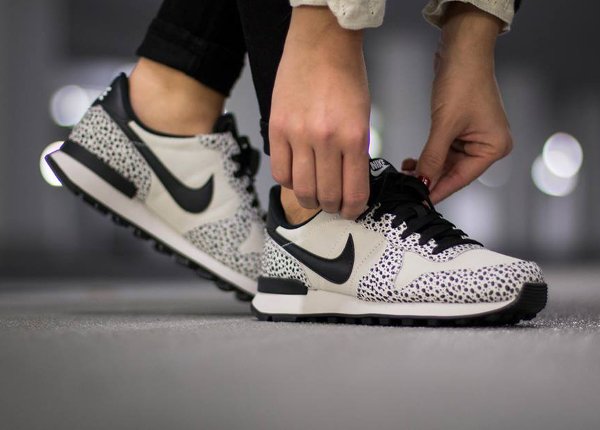 Nike Internationalist Safari White Black Light Gum (femme) (5)