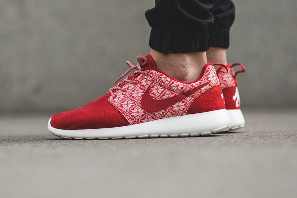 Nike Roshe Run Winter Christmas Yeti Sweater rouge