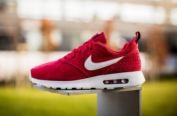 chaussure nike air max tavas trainerendor x thea en daim rouge pour homme 1 600x394