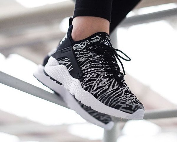 Nike Wmns Air Huarache Jacquard Ultra Black White aux pieds (1)