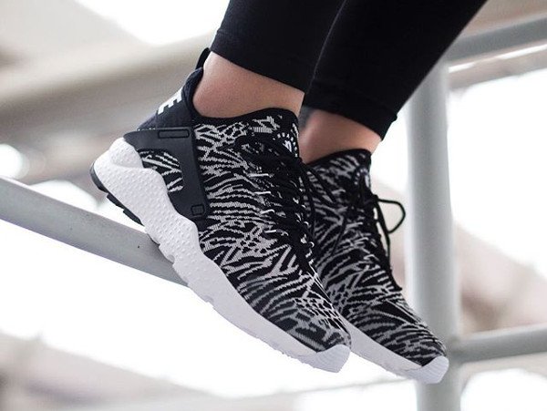 Nike Wmns Air Huarache Jacquard Ultra Black White aux pieds (2)