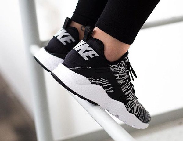 Nike Wmns Air Huarache Jacquard Ultra Black White aux pieds (3)