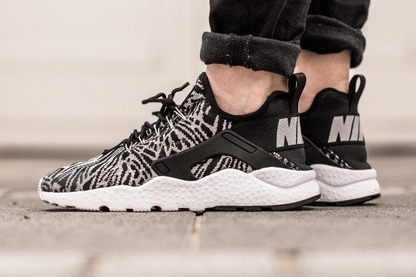 Nike Wmns Air Huarache Jacquard Ultra Black White aux pieds (4)