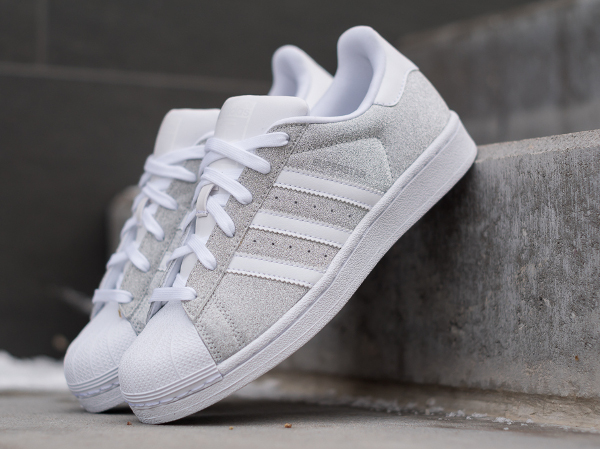 Adidas superstar femme blanche et grise on sale