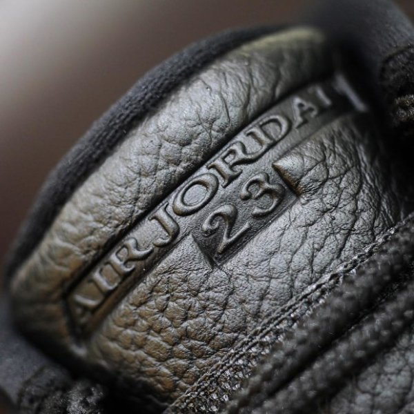 Wmns Air teases yellow Jordan 12 Retro Vachetta Ta Retro OVO Black Metallic Gold (7)