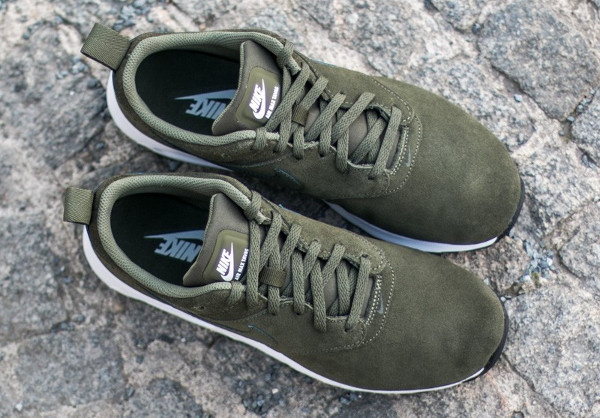 Gros plan sur la Nike Air Max Tavas Leather Medium Olive