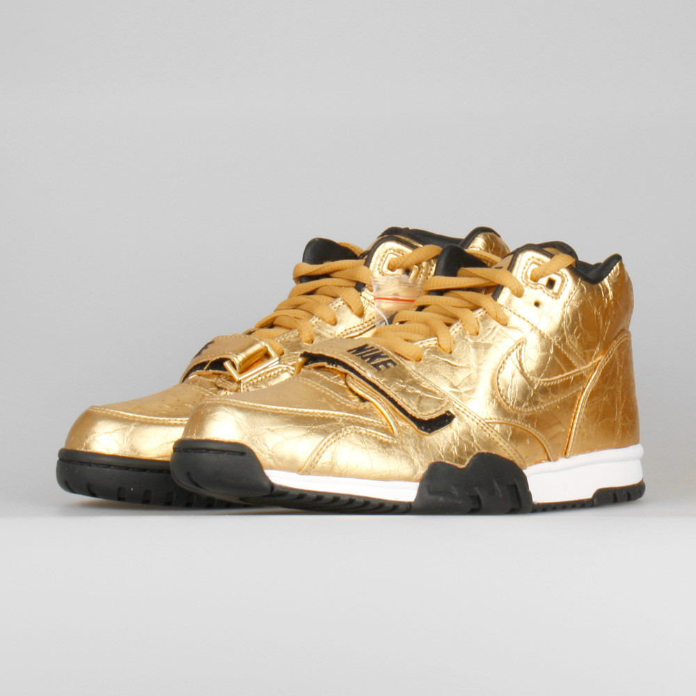 Nike air gold trainers shop