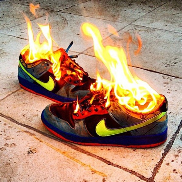 Nike Dunk qui brûle