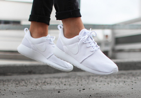 roshe run triple white