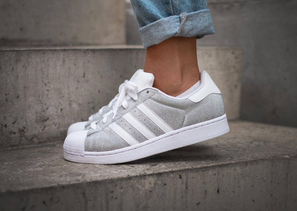 Des paillettes argent es pour la Adidas Superstar W