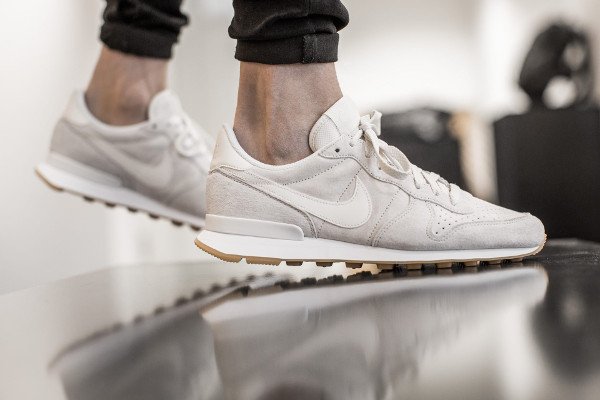 nike internationalist prm beige