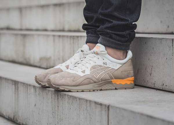 Gros plan sur la Asics Lite Show 2 Jk Sn99 Sand Asics Lite Show 2 Jk Sn99
