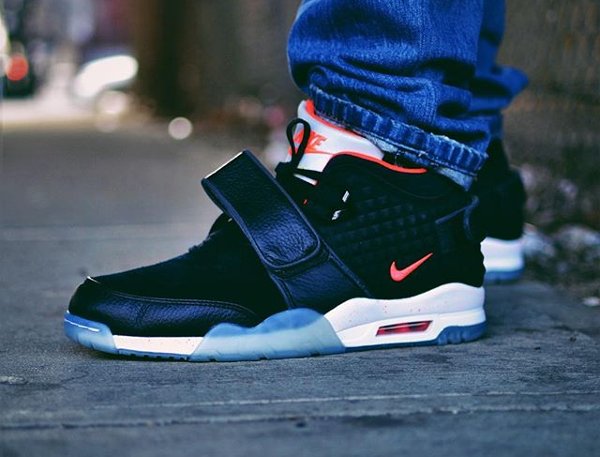 Basket Nike Air Trainer V Cruz In Memory Of Mike Black Crimson QS pas cher (1)