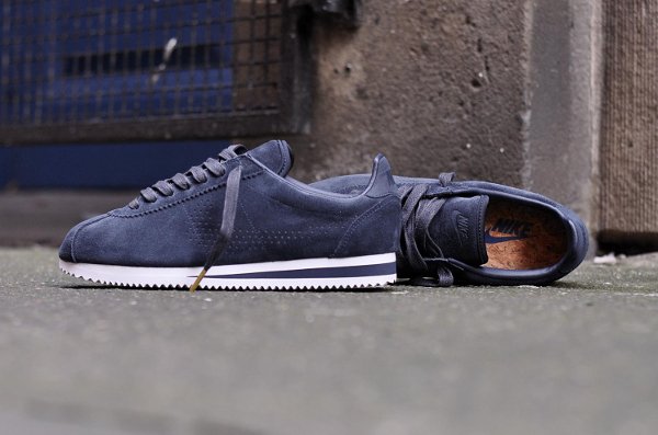 Gros plan sur la Nike Classic Cortez LX Suede Dark Obsidian