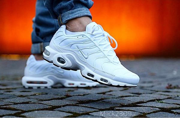 nike tuned triple white