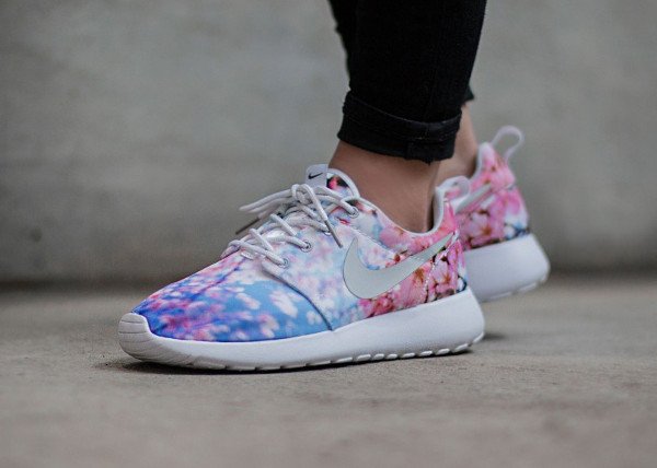 Nike Wmns Roshe One BLS Print Floral Cherry Blossom Sakura pas cher (1)