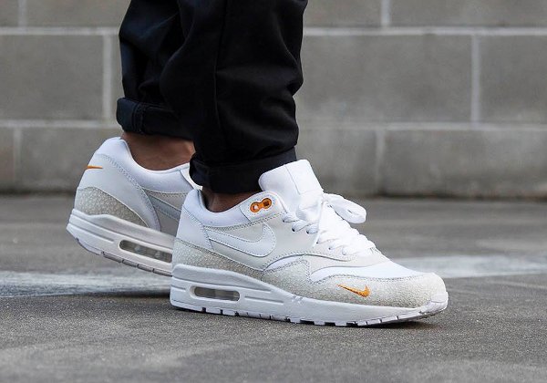 basket Nike Air Max 1 PRM Safari QS Kumquat Mini Swoosh pas cher (1)