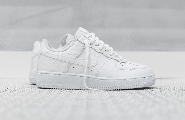chaussure Nike Air Force 1 '07 LV8 Triple White (1)