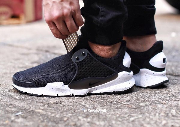 Basket Nike Sock Dart SE Black White pas cher (833124-001) (1)