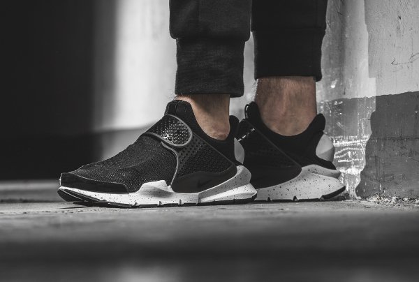 Basket Nike Sock Dart SE Black White pas cher (833124-001) (2)