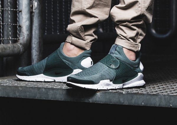 Basket Nike Sock Dart SE Hasta (833124-302) pas cher (1)