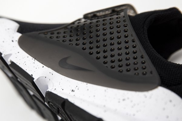 chaussure Nike Sock Dart SE noire et mouchetée (2)