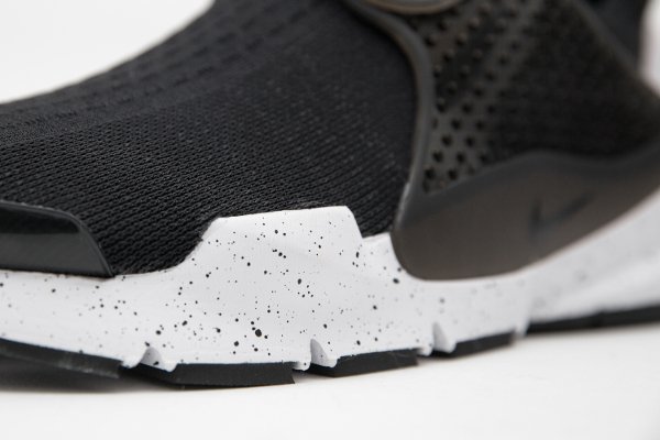 chaussure Nike Sock Dart SE noire et mouchetée (3)